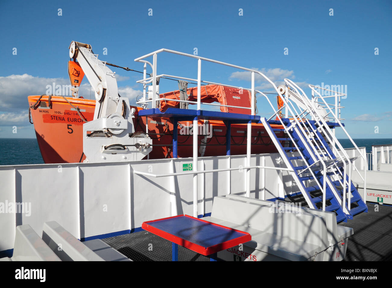 Eine Rettungsinsel und Hebezeug Mechanismus auf dem Deck der Stena Europa Auto Fähre an der irischen See. Stockfoto