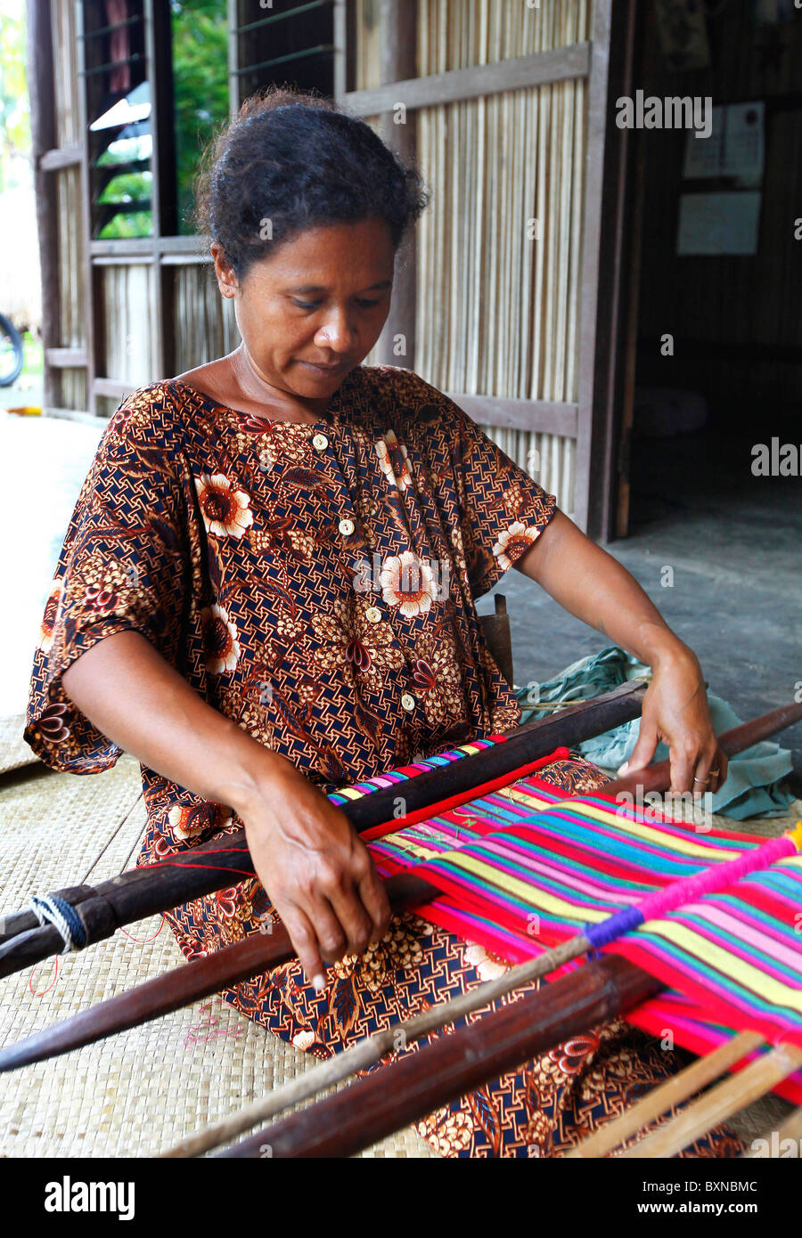Frau traditionell weben Tais auf Backstrap Loom in Timor-Leste (Osttimor) Stockfoto