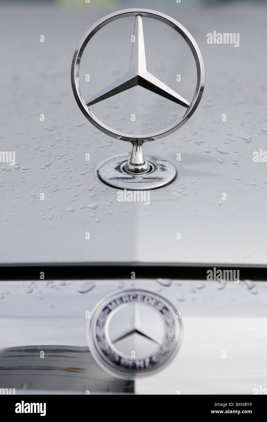 Ein Mercedes - Benz Autohaus. Stockfoto