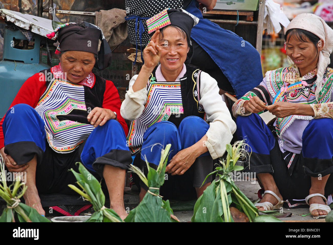 Yi ethnische Minderheit Hill Triber verkaufen Produkte in Yuanyang, Provinz Yunnan, China Stockfoto