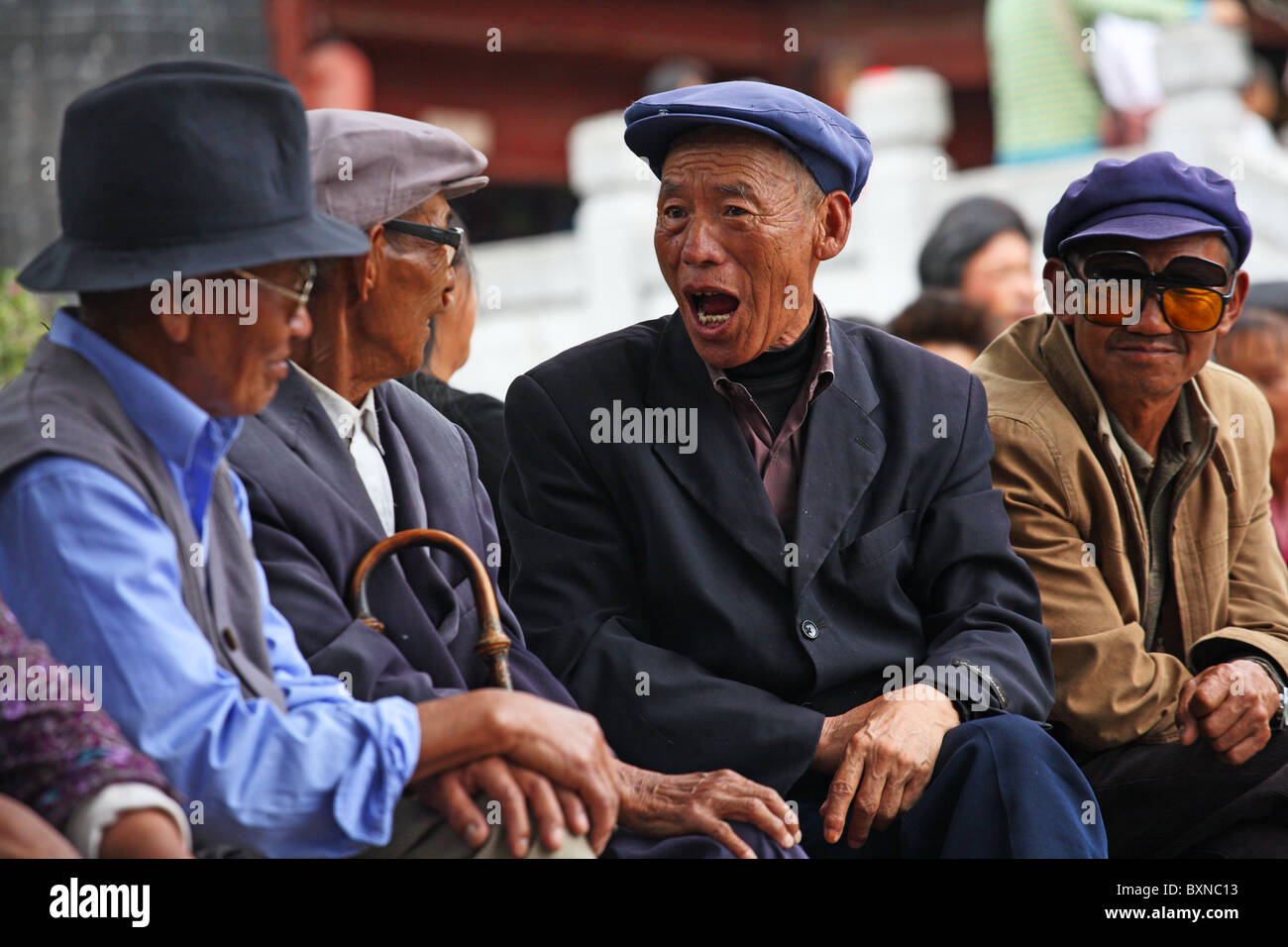 Chinesische Männer in der Straße im Chat, Lijiang, Provinz Yunnan, China Stockfoto