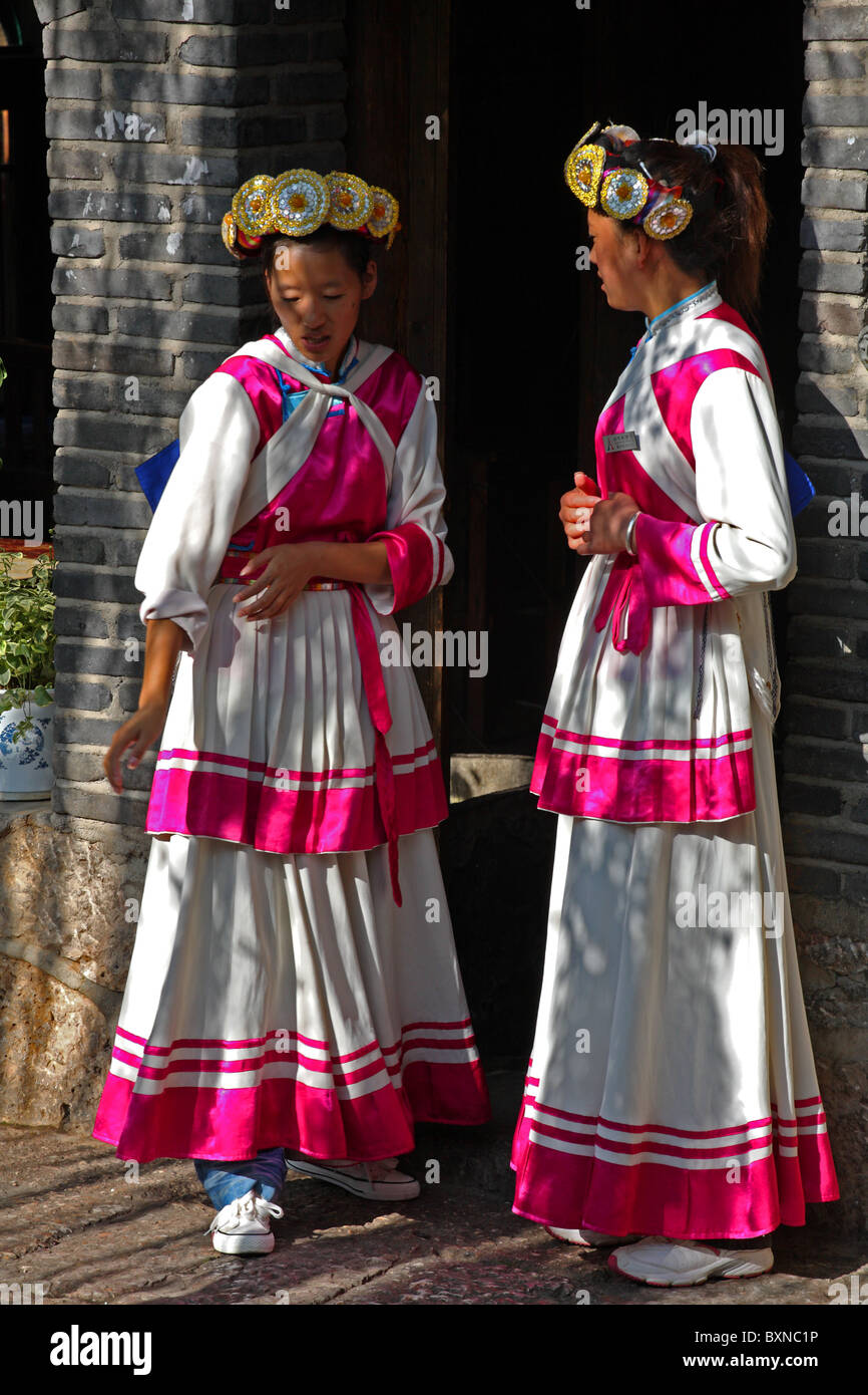 Chinesische Frauen in traditionellen Kostümen, Lijiang, Provinz Yunnan, China Stockfoto