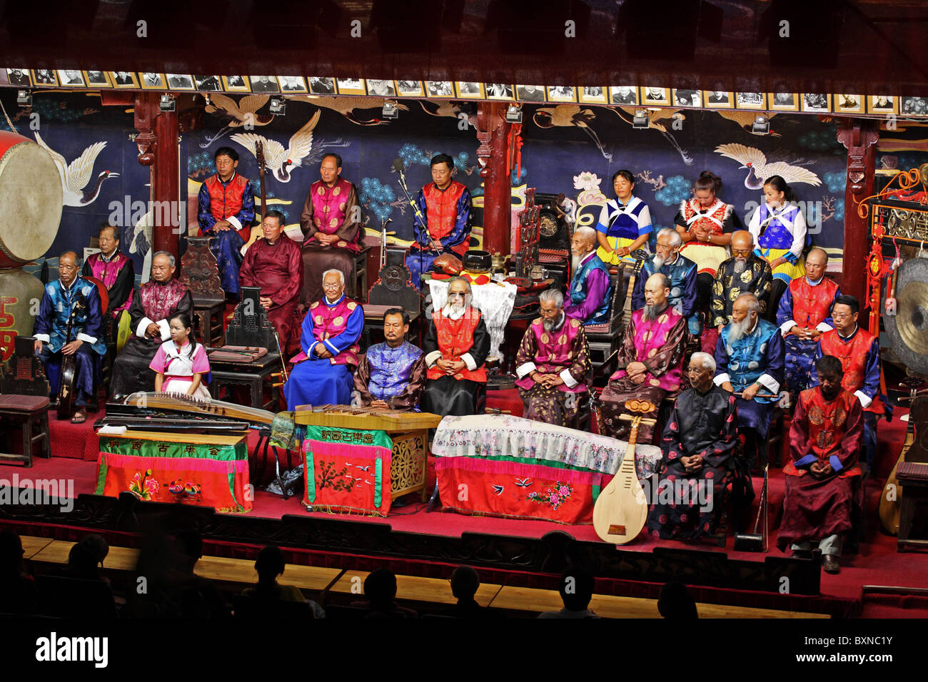 Naxi Ancient Music Orchestra auf der Bühne in Lijiang, Provinz Yunnan, China Stockfoto