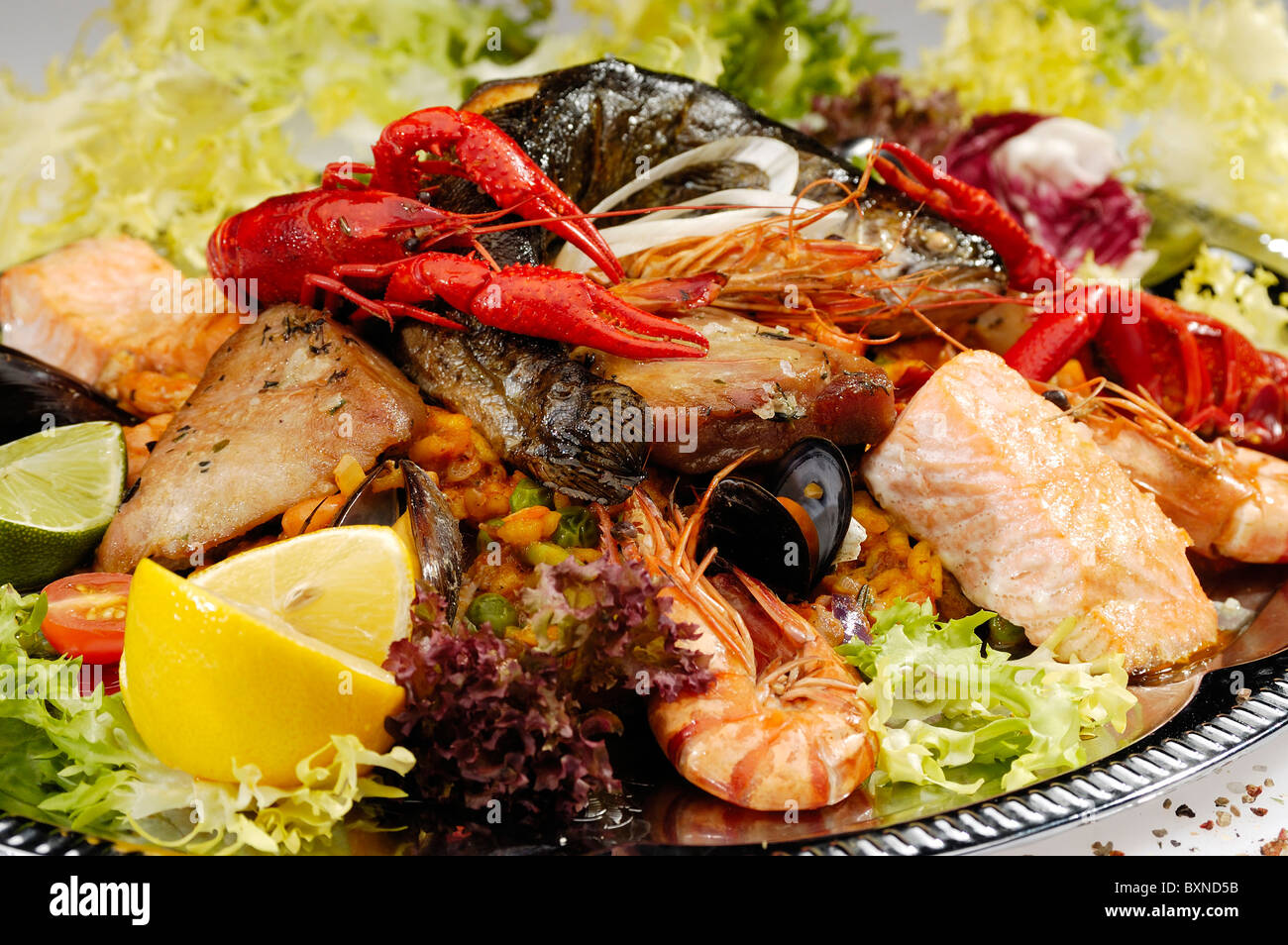 Grillplatte aus verschiedenen Fisch und Gemüse Stockfoto