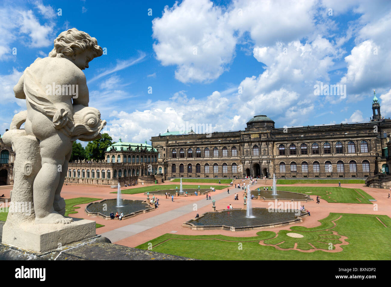 Deutschland Sachsen Dresden Innenhof von restaurierten barocken Zwinger