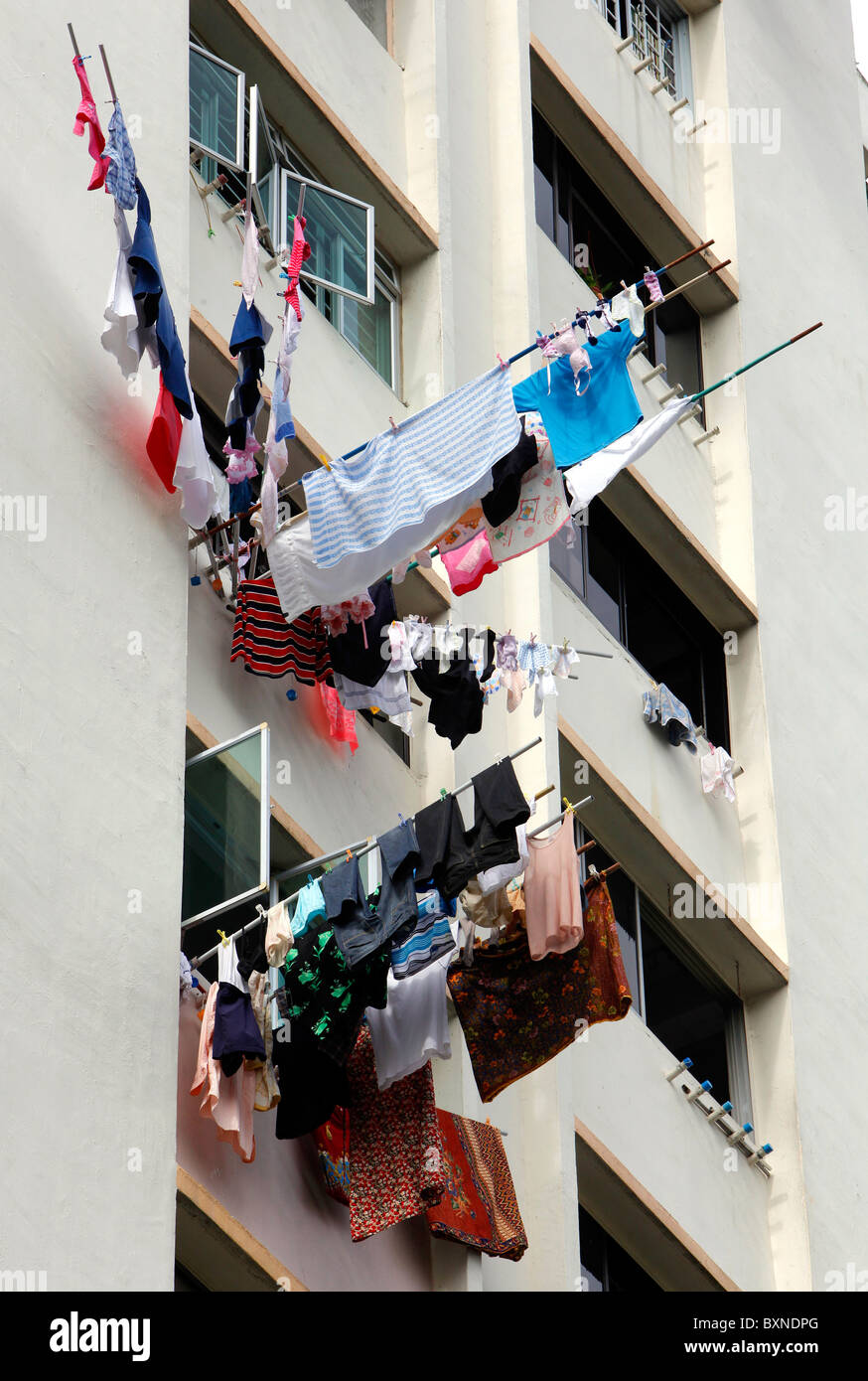 Singapur, die Wäsche ist aus dem Fenster auf einem Stick zu trocknen aufgehängt. Stockfoto