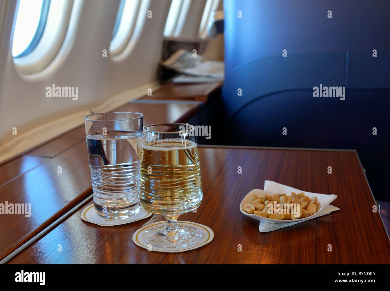 Vorspeisen und Dom Pérignon 2002 Champagner in Thai Airways First Class, Inflight Stockfoto