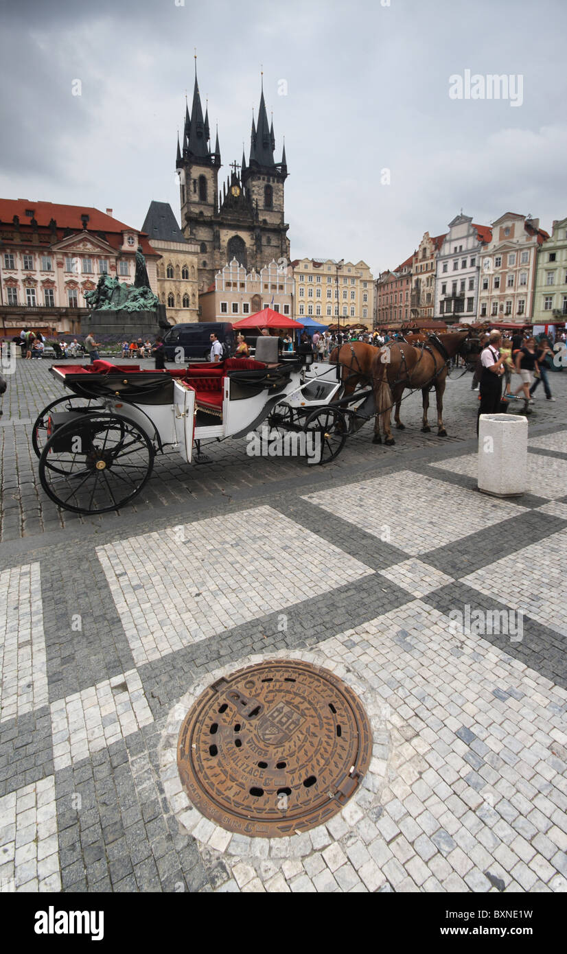 Alte Pferdekutsche vom zentralen Platz von Prag - Tschechische Republik Stockfoto