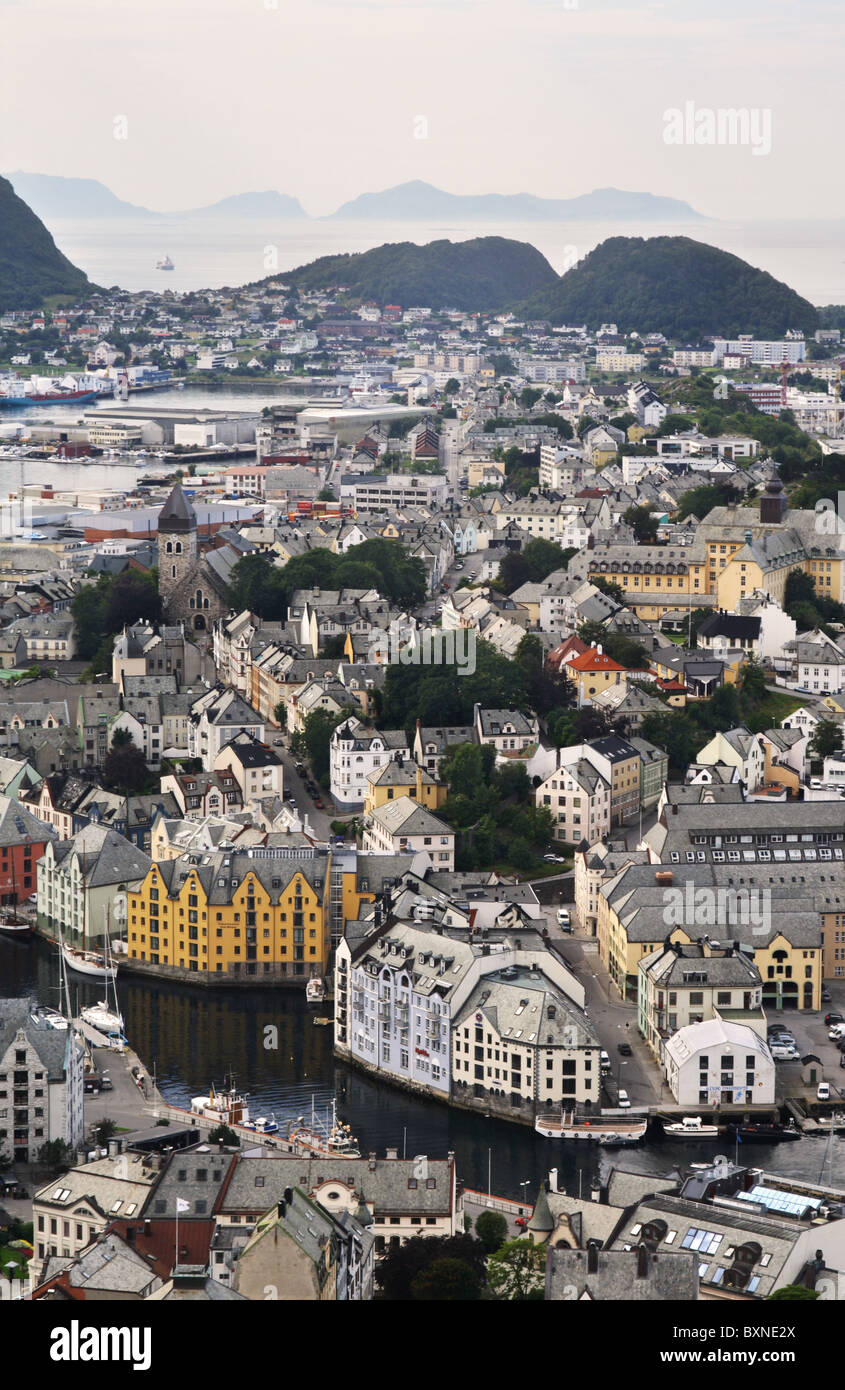 Alesund-Stadt an der norwegischen Küste - von oben gesehen Stockfoto