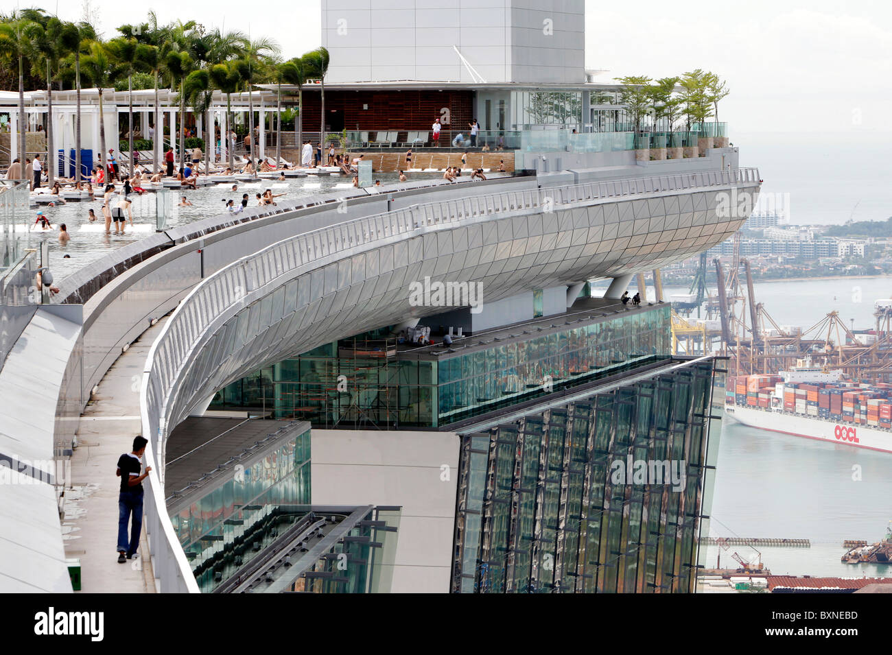 Das Marina Bay Sands Resort Hotel in Singapur. Swimmingpool auf dem Dach des Hotels Stockfoto