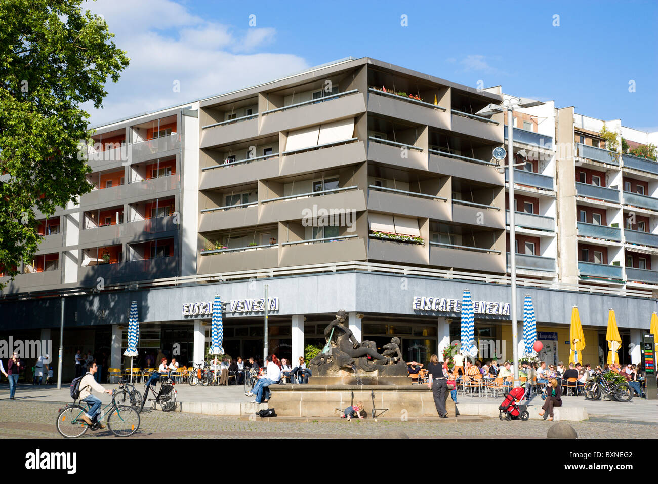 Deutschland, Sachsen, Dresden, Restaurant und Geschäfte unter Wohnung Wohnungen im Neustädter Marktplatz. Stockfoto