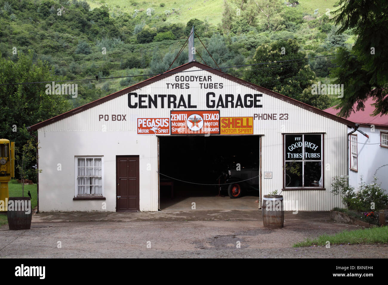 Altmodische Garage im Zentrum von Pilgrim es Rest - Südafrika Stockfoto