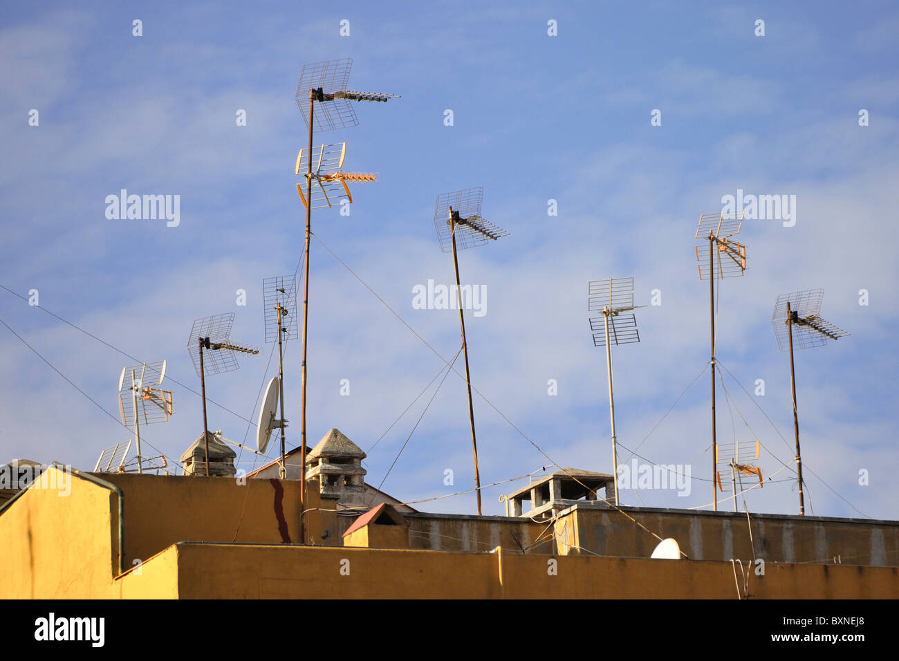 alte Gebäudedach mit vielen anderen Empfänger Antennen Stockfoto