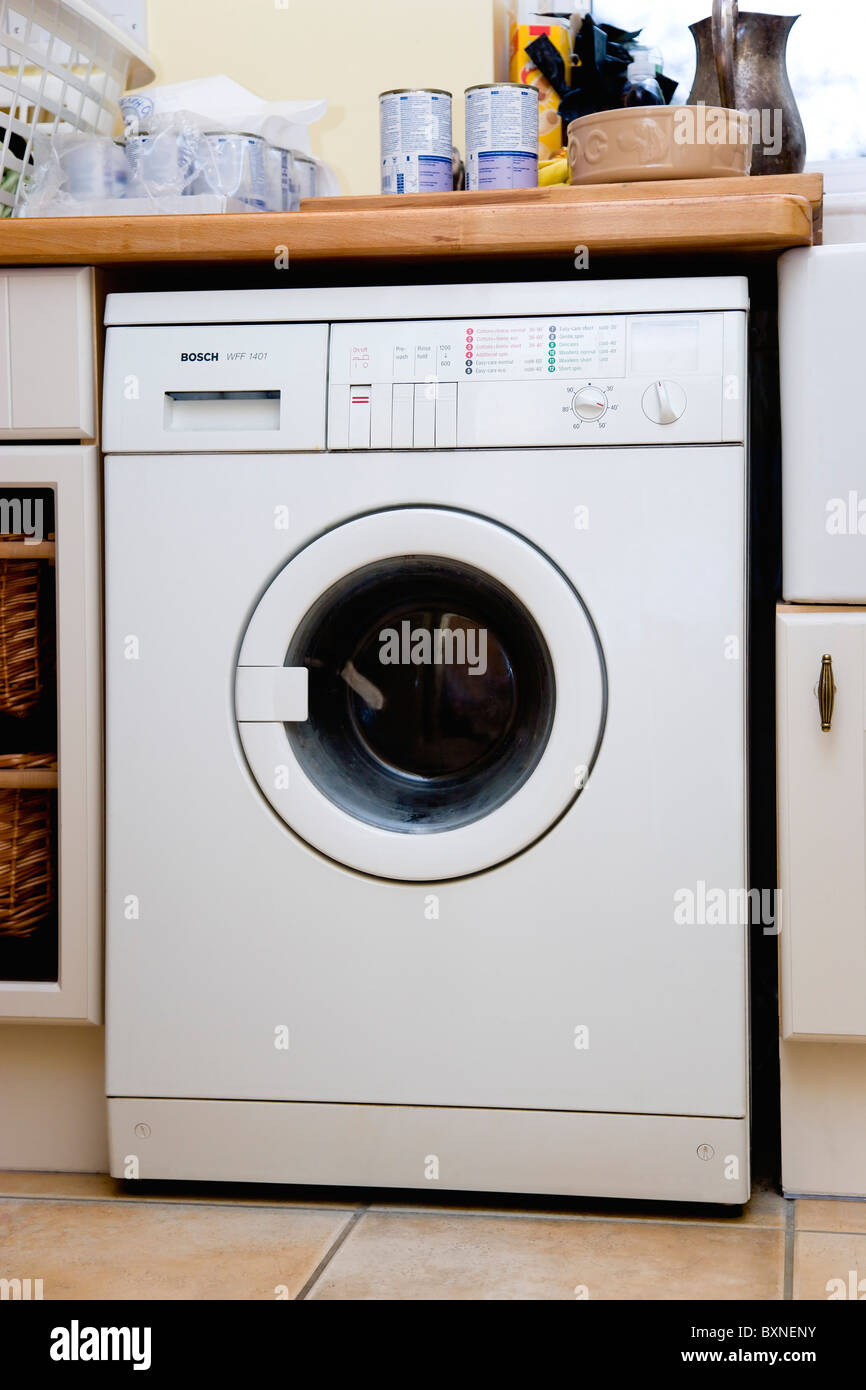 Architektur, Interieur, Maschinen, weiße Haushaltswaschmaschine  Haushaltsgeräte unter Arbeitsplatte in Dienstprogramm Waschküche  eingerichtet Stockfotografie - Alamy