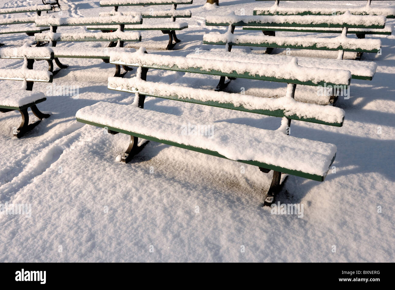 Schnee bedeckte Bänke Stockfoto