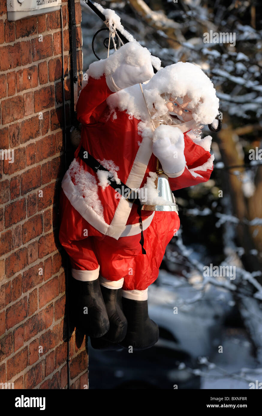 Vater Weihnachten hält an der Seite eines Gebäudes Stockfoto