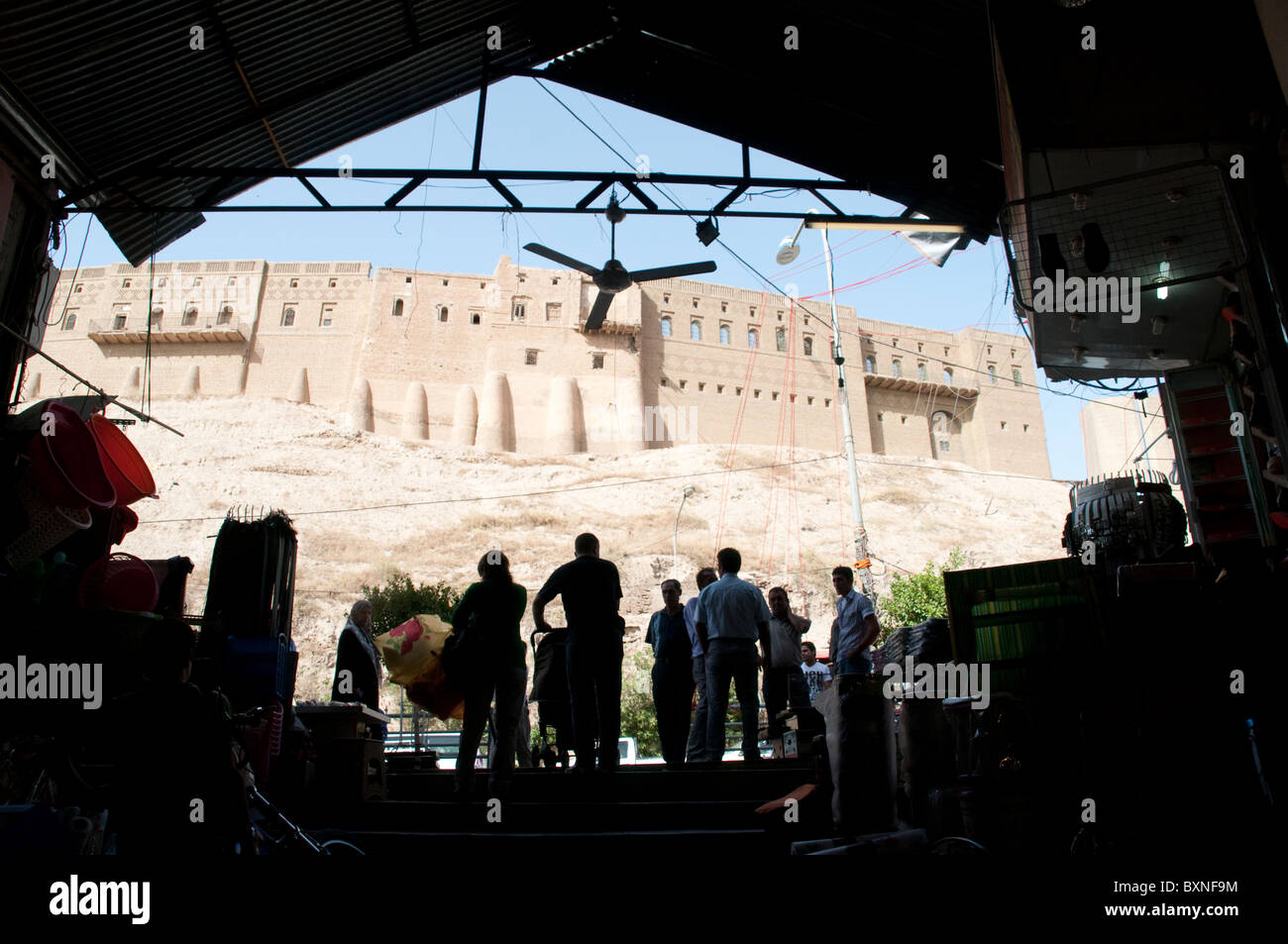 Ein Blick auf die Altstadt und die alte Zitadelle von Erbil, vom Basar oder Souk-Viertel aus gesehen, in der kurdischen autonomen Region Nordirak. Stockfoto