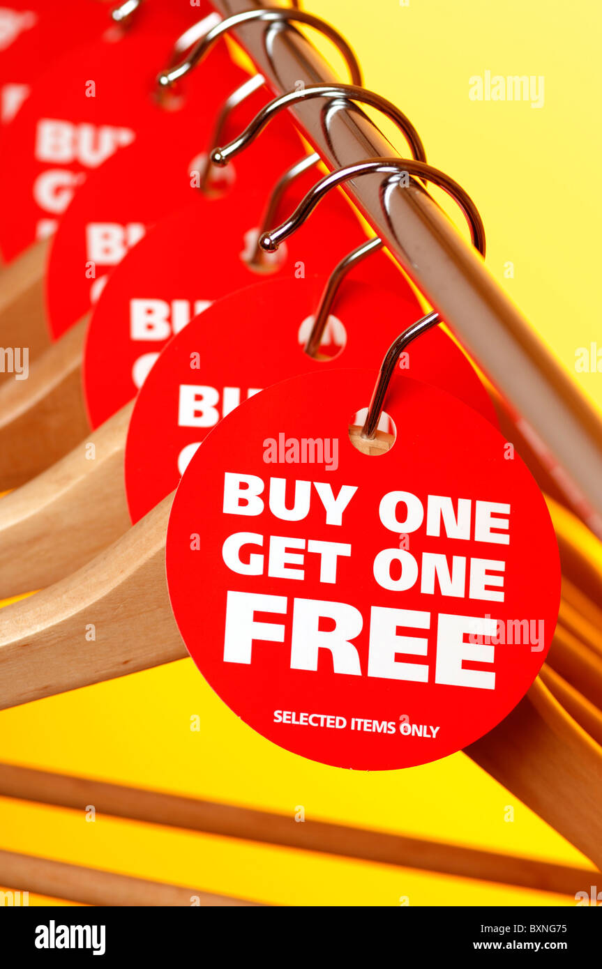 Reihe von hölzernen Kleiderbügel mit kaufen One Get One Free tags Stockfoto