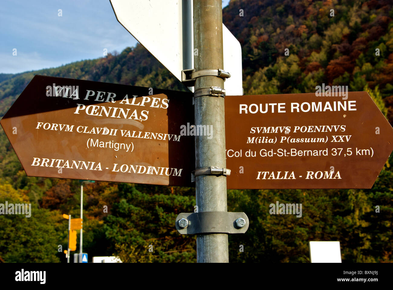 Schild mit Wegbeschreibungen zu den archäologischen Stätten in Martigny Valais Schweiz Stockfoto