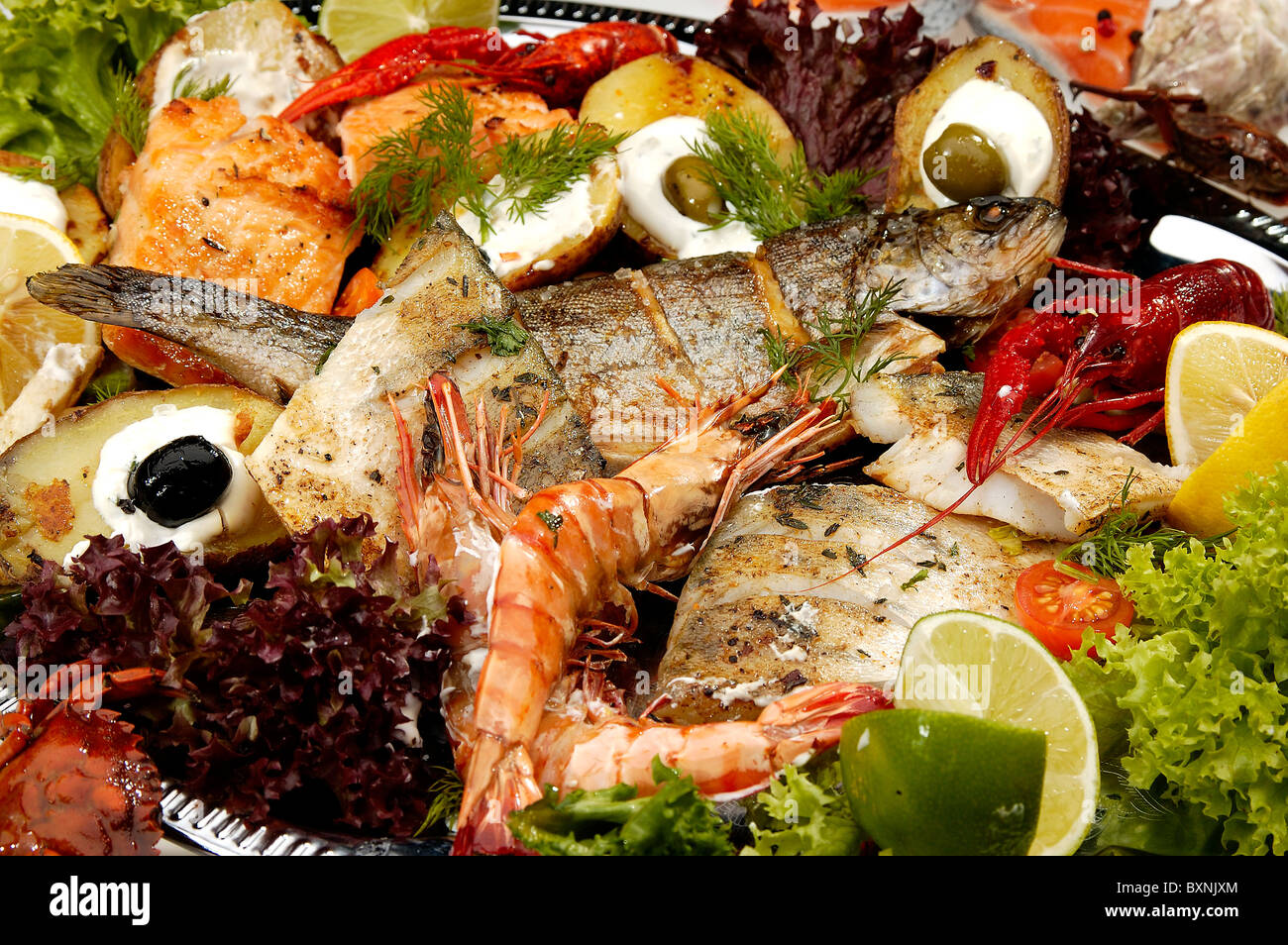 Grillplatte aus verschiedenen Fisch und Gemüse Stockfoto