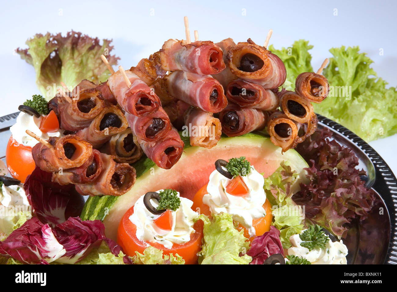 Tomaten-Boote w Hüttenkäse und gegrilltem Speck Stockfoto