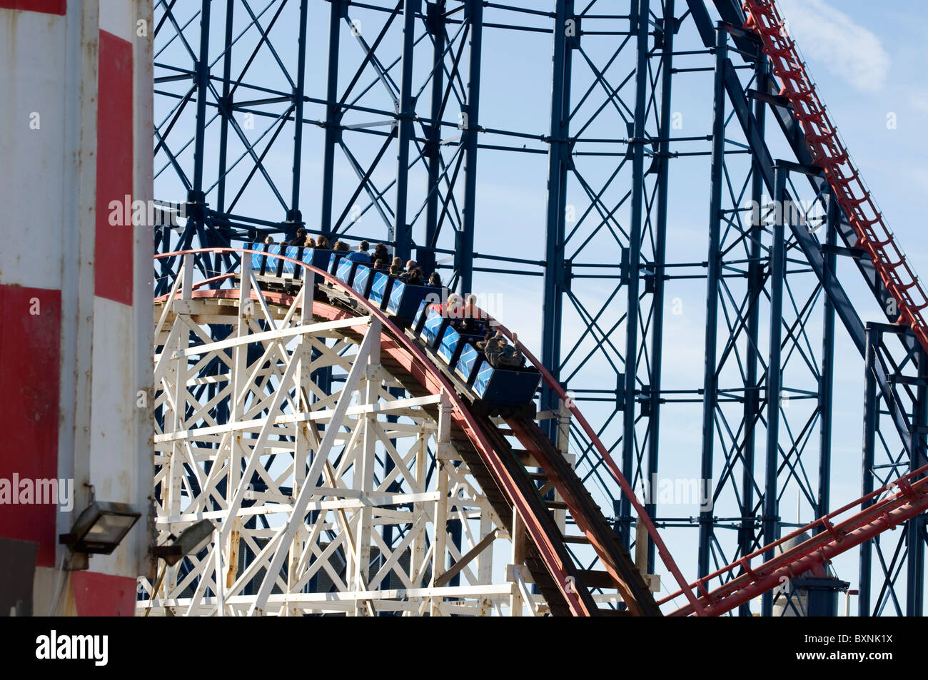Der große Wagen und Pepsi Max Big One Achterbahnen in Blackpool Pleasure Beach (Messegelände), England. Stockfoto