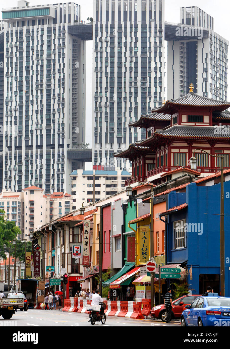 Singapur: Buddha Tooth Relic Temple (Mitte rechts) in China Town Stockfoto