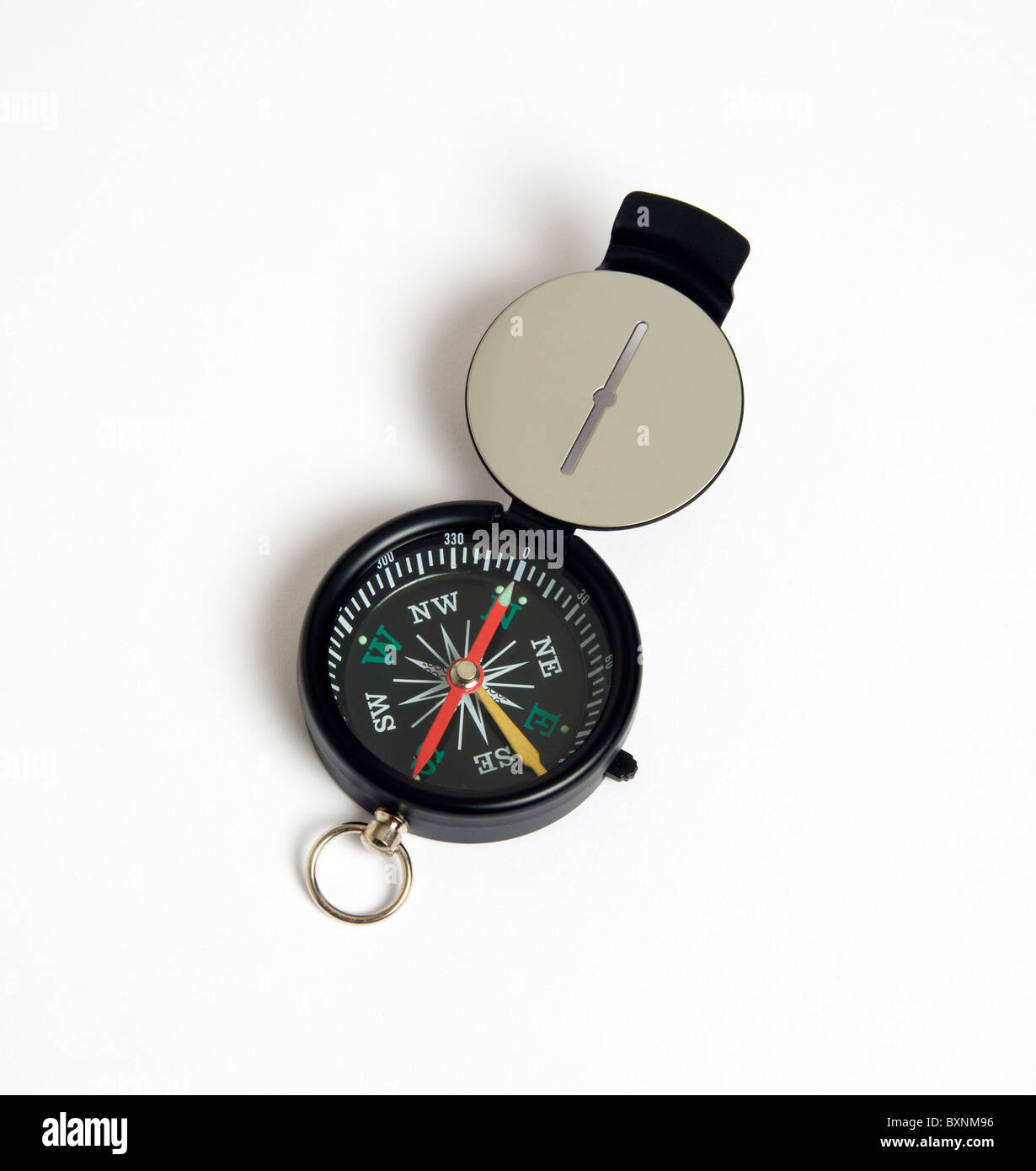 Reisen, Navigation, Kartenlesen, Sichtung Kompass mit Zifferblatt zeigt zum magnetischen Nordpol auf einem weißen Hintergrund. Stockfoto