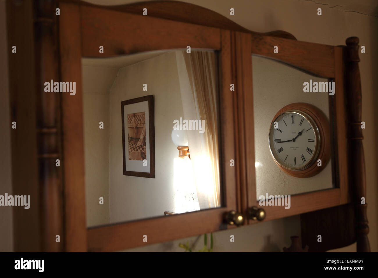 Reflexion im Toilettenschrank Stockfoto