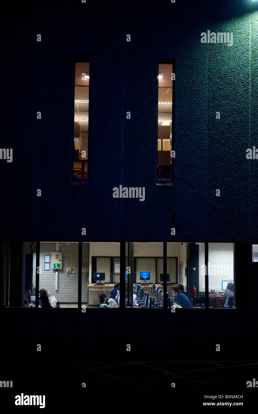 Schüler arbeiten in der Bibliothek, Aberystwyth University, außen, Nacht, Wales UK Stockfoto
