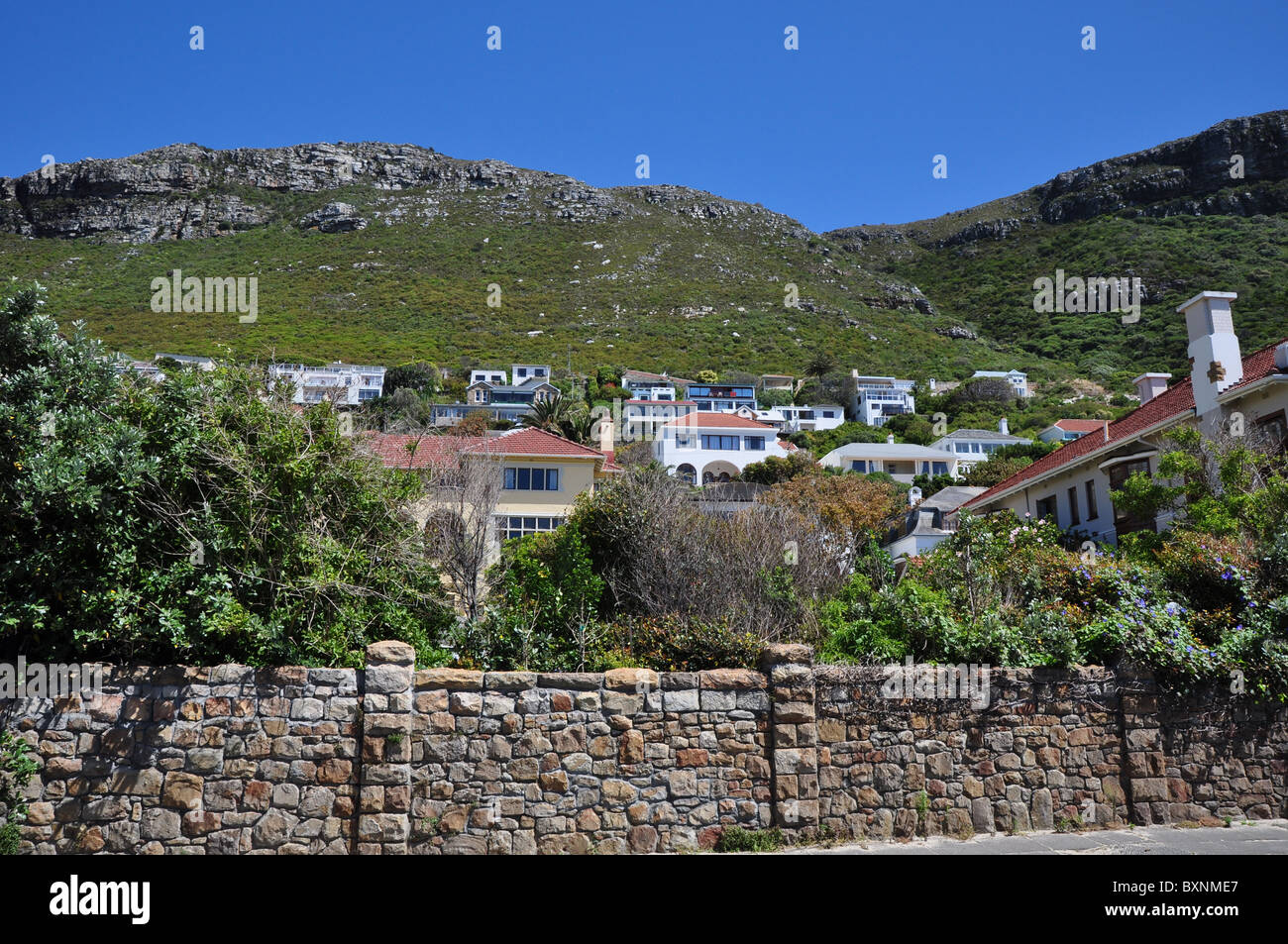 Hausbau auf den steilen Hügel in Camps Bay, Kapstadt, Südafrika Stockfoto