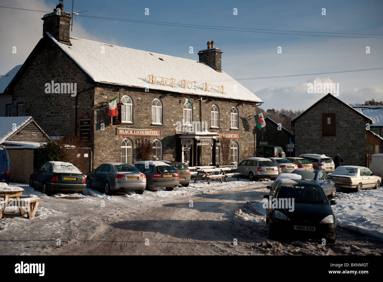 Der alte Black Lion Pub im Schnee, Wanderungen, Ceredigion Wales UK Stockfoto