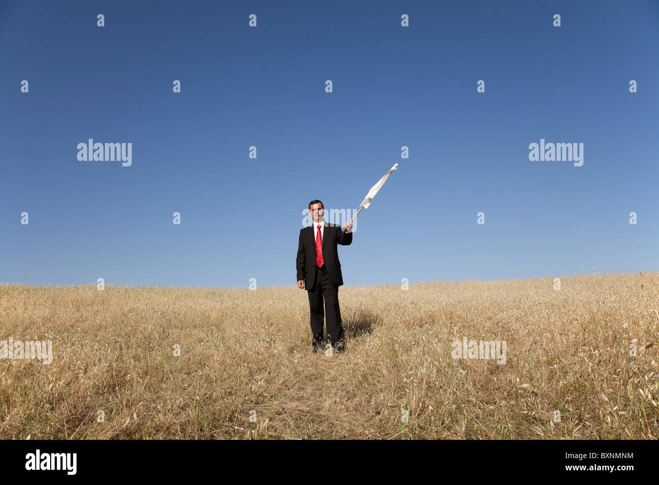 Unternehmer fordern Hingabe mit einer weißen Fahne Stockfoto