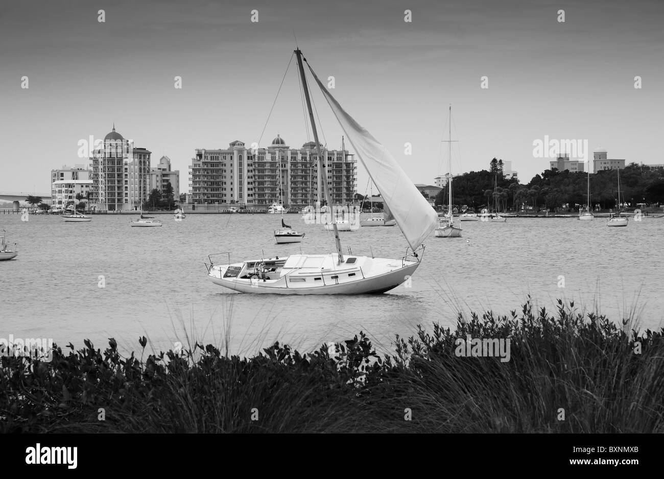Schwarz / weiß Bild beschädigt Segelboot Stockfoto