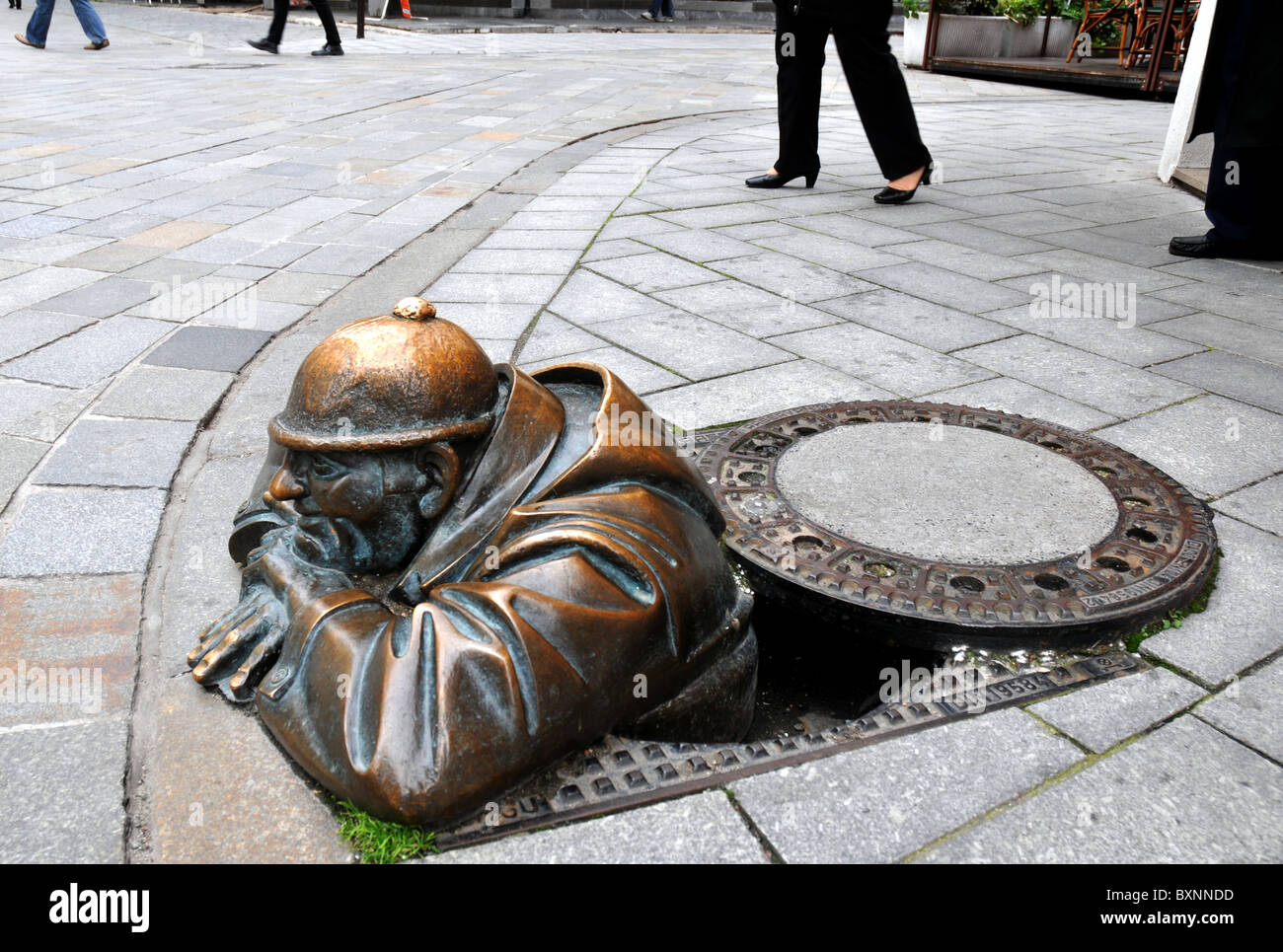 Straße Statue von Abwasser Arbeiter "Cumil glücklich Abwasser Arbeiter", Bratislava, Slowakei, Europa Stockfoto