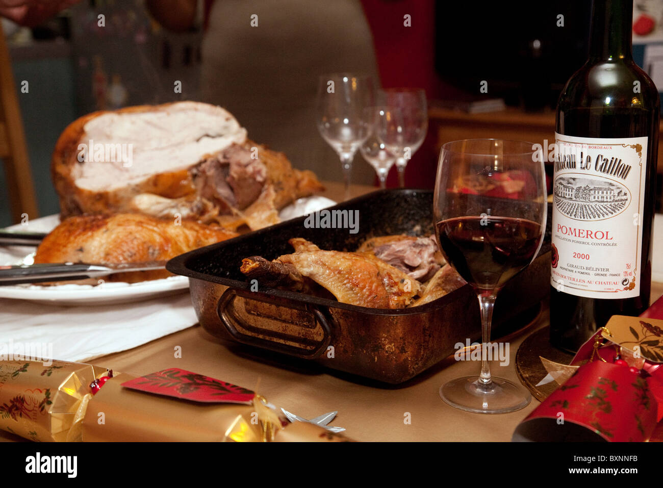 Gebratenem Truthahn und Rotwein auf dem Weihnachtstisch Abendessen, UK Stockfoto