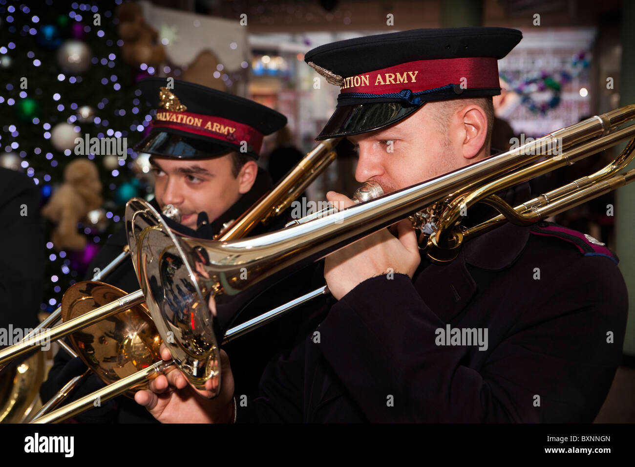 Großbritannien, England, Yorkshire, Leeds, Merrion Zentrum, Salvation Army Band spielt Weihnachtslieder zu Weihnachten Stockfoto
