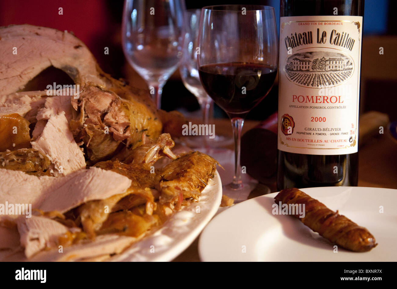 Türkei und Rotwein auf den Tisch für das Weihnachtsessen Stockfoto