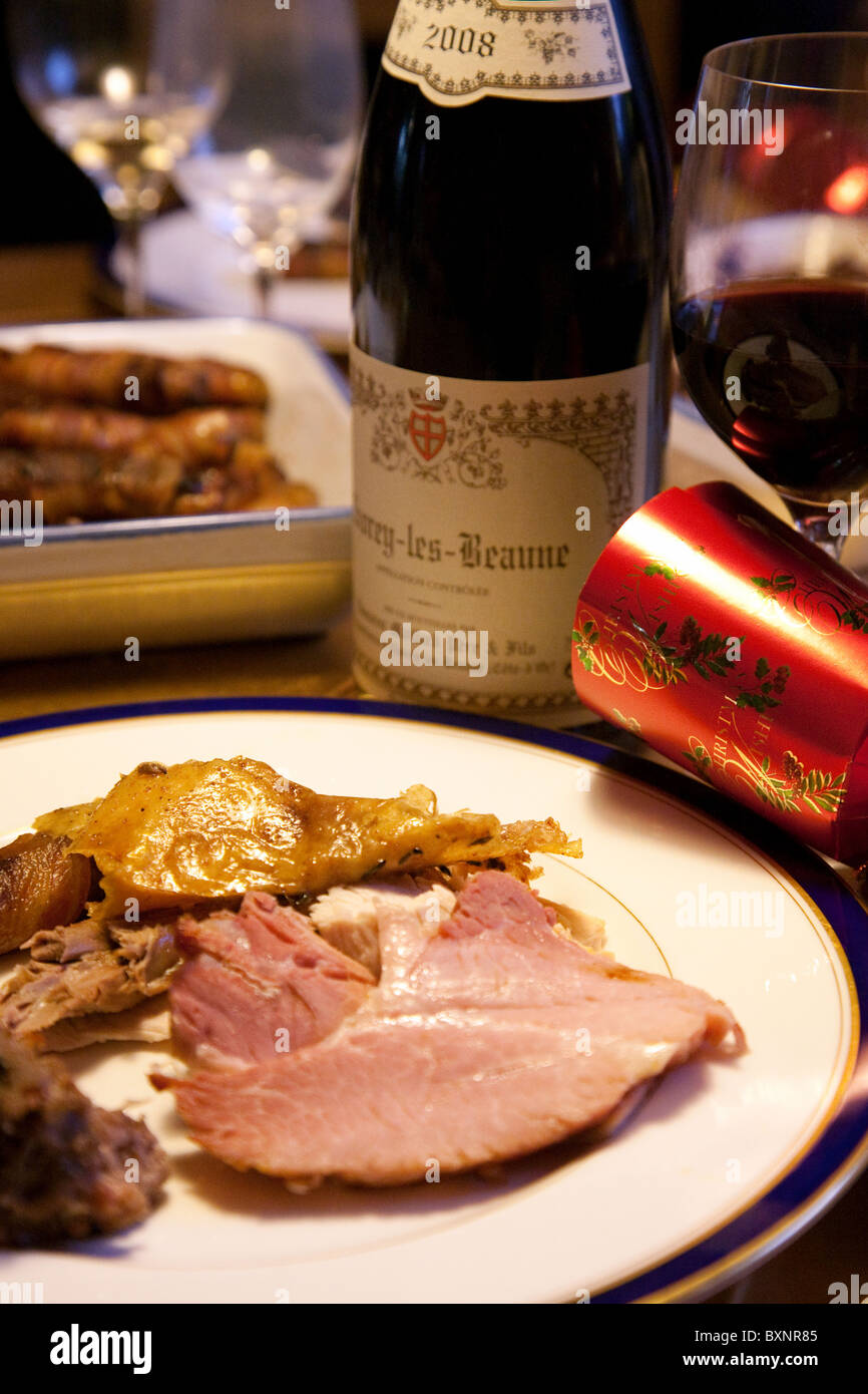 Rotwein und Essen auf dem Weihnachtstisch Abendessen, UK Stockfoto