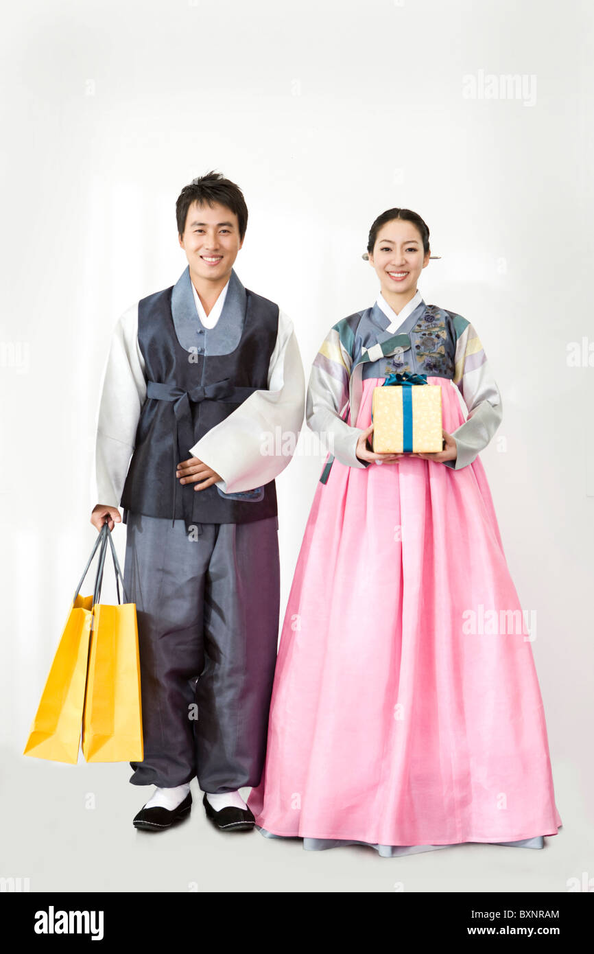 Paar in koreanische traditionelle Kleidung, halten Geschenk-box  Stockfotografie - Alamy