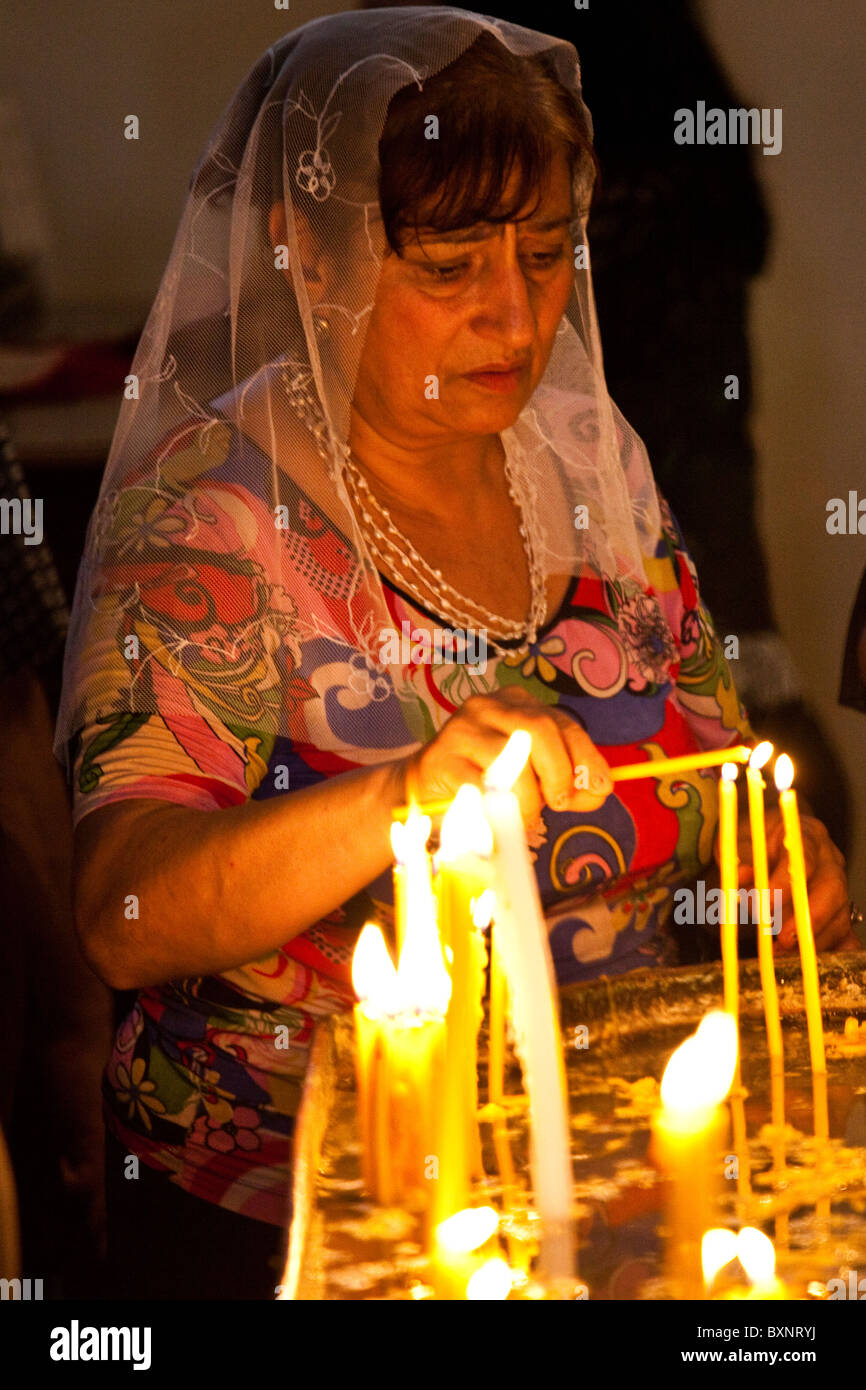 Anzünden von Kerzen, Kathedrale von Mayr Tacher in Etschmiadsin in der Nähe von Jerewan Stockfoto