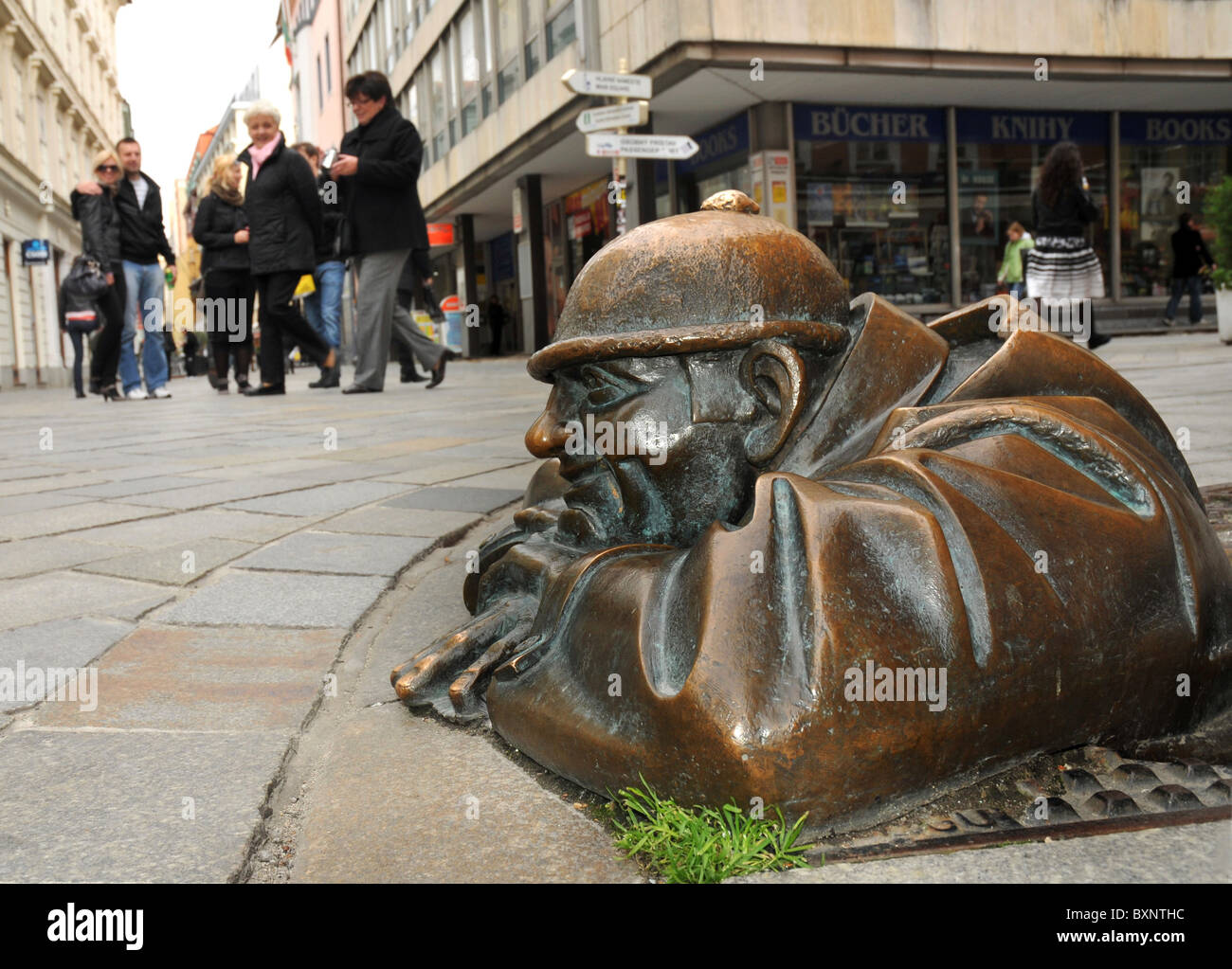 Straße Statue von Abwasser Arbeiter "Cumil glücklich Abwasser Arbeiter", Bratislava, Slowakei, Europa Stockfoto