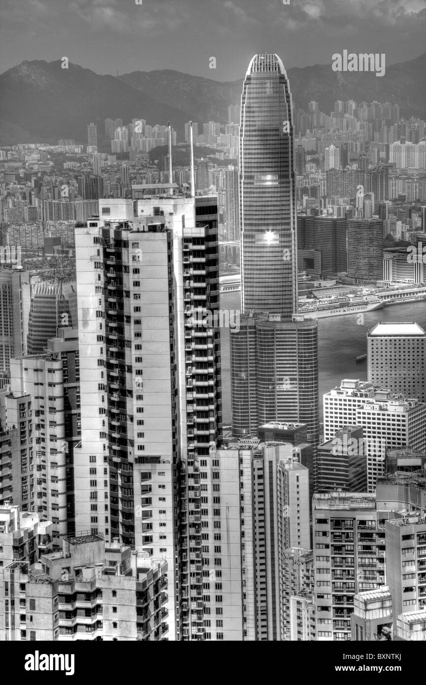 Die erstaunliche Hong Kong Skyline wie gesehen von The Peak Lookout in den Tag. Die imposante Strukturen gehören die Ifc-Türme Stockfoto