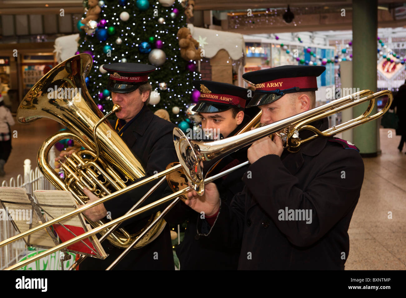 Großbritannien, England, Yorkshire, Leeds, Merrion Zentrum, Salvation Army Band spielt Weihnachtslieder zu Weihnachten Stockfoto