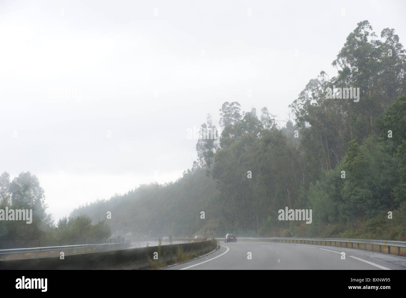 Blick vom Fenster des Autos fahren auf der Autobahn bei schlechtem Wetter, Spanien Stockfoto