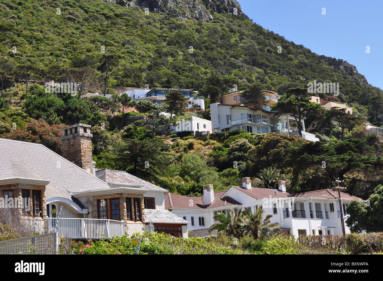 Hausbau auf den steilen Hügel in Camps Bay, Kapstadt, Südafrika Stockfoto
