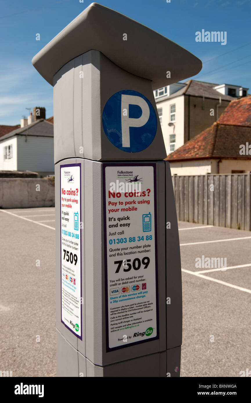 Fahrkartenautomat mit Pay-Mobile Poster mit Parkplatz Stockfoto