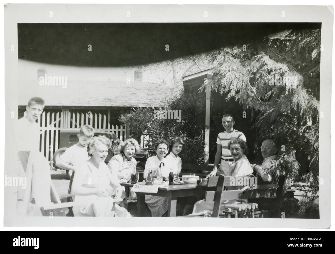 Große amerikanische Familie in den 1940er Jahren für eine Mahlzeit im Freien gesammelt. Stockfoto