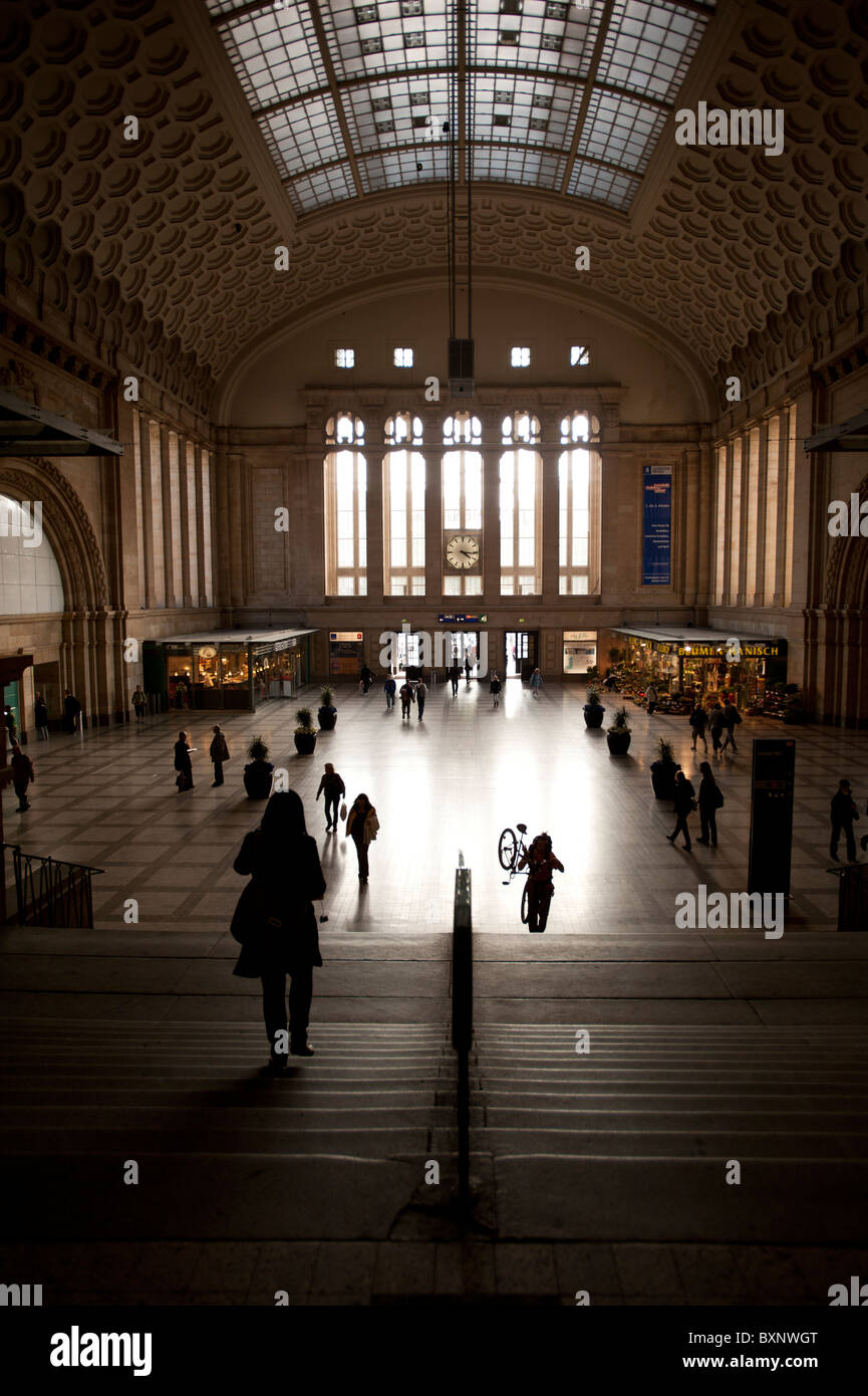 Hauptbahnhof-Bahnhof und Einkaufszentrum in Leipzig, Sachsen, Deutschland, Europa Stockfoto