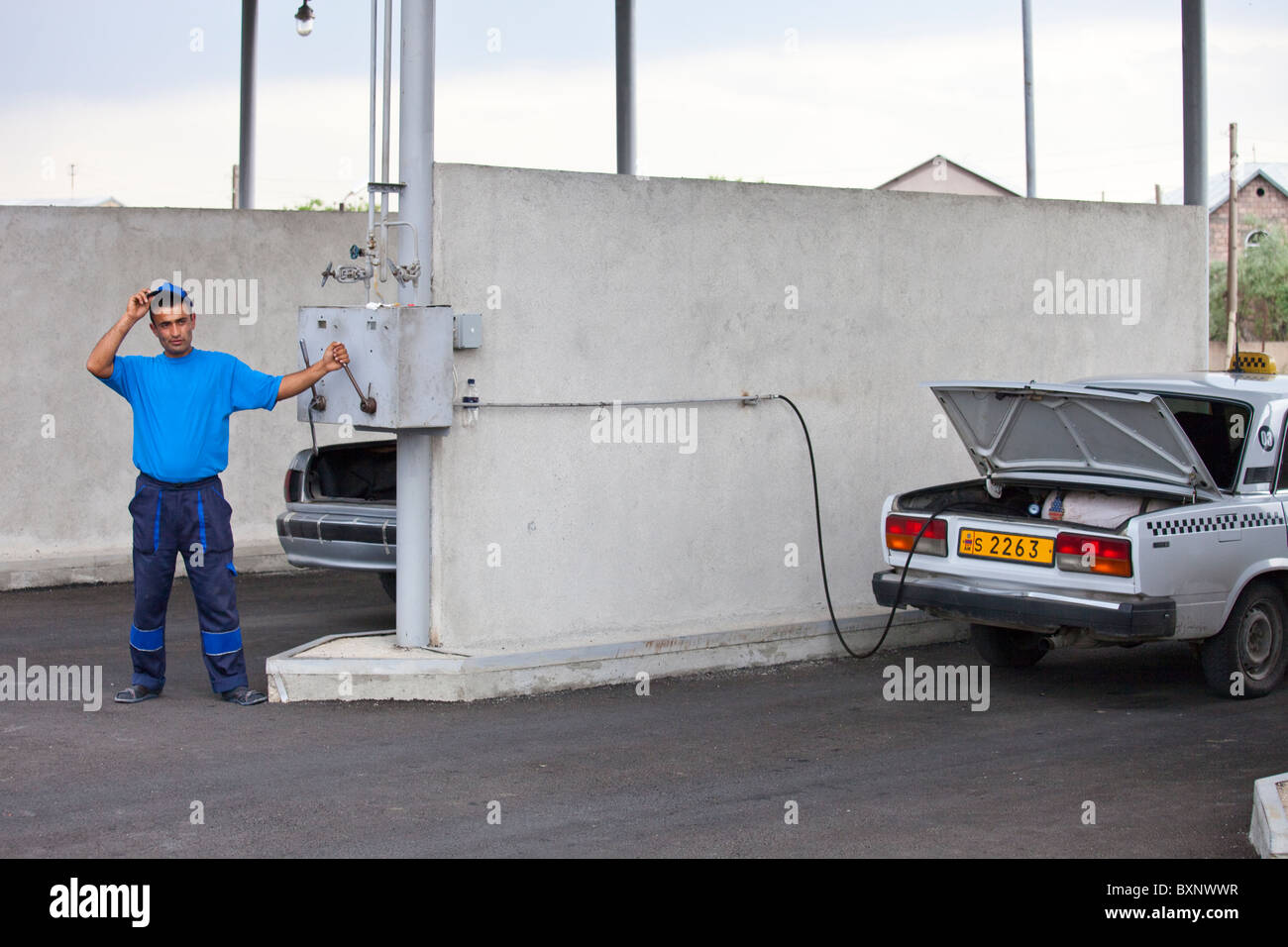 Begleiter steht zur Seite für Sicherheit, CNG, Erdgas-Station in Yerevan, Armenien Stockfoto